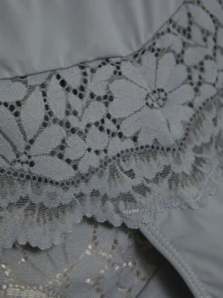 Brasil-Slip mit Spitze