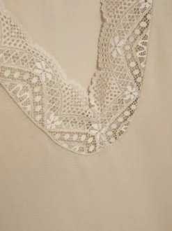 Top aus Modal mit zarter Spitze