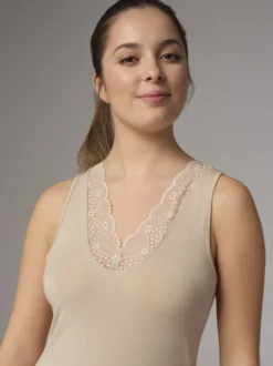 Top aus Modal mit zarter Spitze