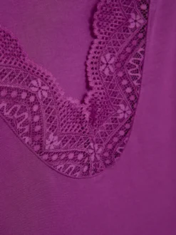 Top aus Modal mit zarter Spitze