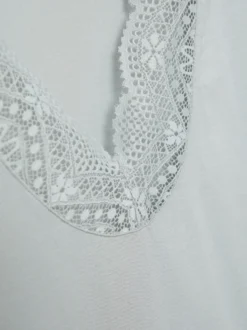 Top aus Modal mit zarter Spitze